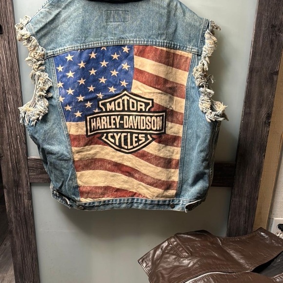 Men’s Harley-Davidson vest made in USA size L check it out very nice thanks 🙏 - Picture 4 of 8